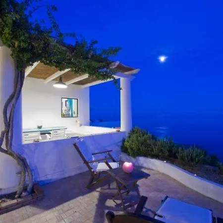 Villa Sleeps 6 T721533 *